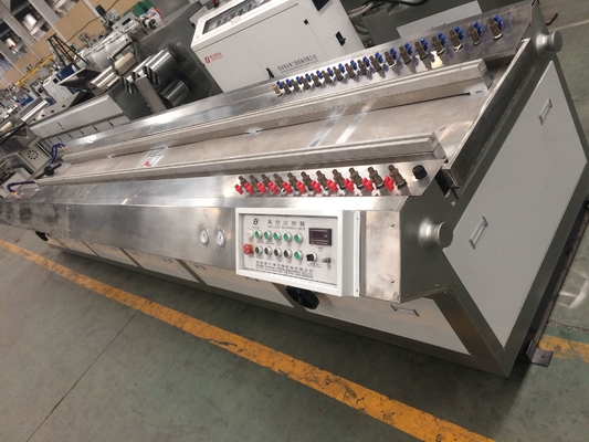 좋은 가격 WPC Decking 생산 라인을 만드는 400KG/H 5mm 간격 구조 온라인으로