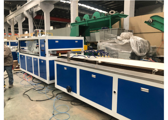좋은 가격 150kg/H 250mm WPC Pvc 천장판 밀어남 선 온라인으로