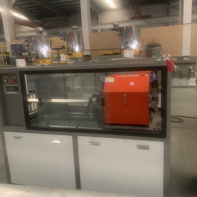 ABB 변환장치를 가진 완전히 자동적인 PE 100kg/H 플라스틱 관 기계 4