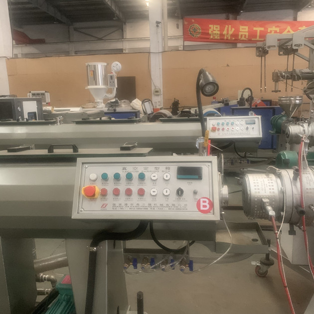 ABB 변환장치를 가진 완전히 자동적인 PE 100kg/H 플라스틱 관 기계 3