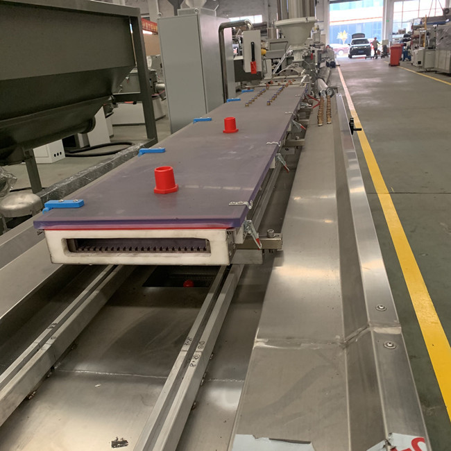 기계 PVC 수지 원료를 만드는 500kg/H Wpc 거품 널 3
