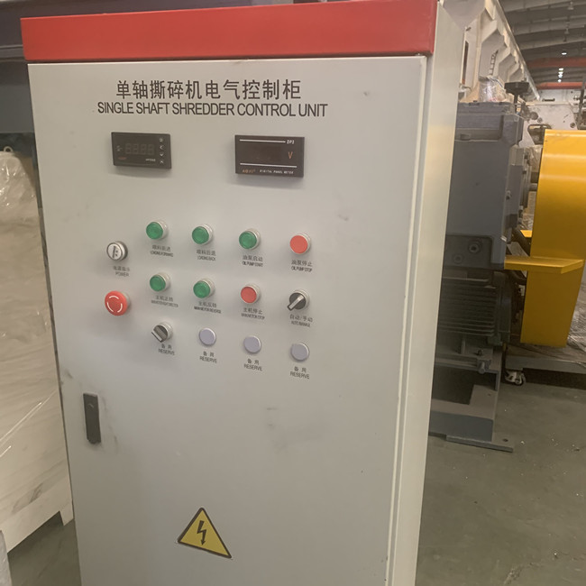 2000kg/H 두 배 갱구 슈레더 플라스틱 재생 쇄석기 PLC 통제 2